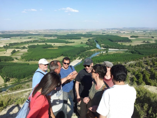 Grupo admirando las vistas